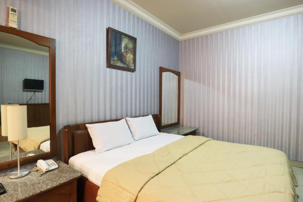 Hotel 678 Kemang Powered By Cocotel Jakarta Bagian luar foto