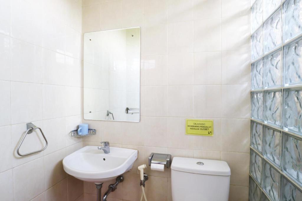 Hotel 678 Kemang Powered By Cocotel Jakarta Bagian luar foto