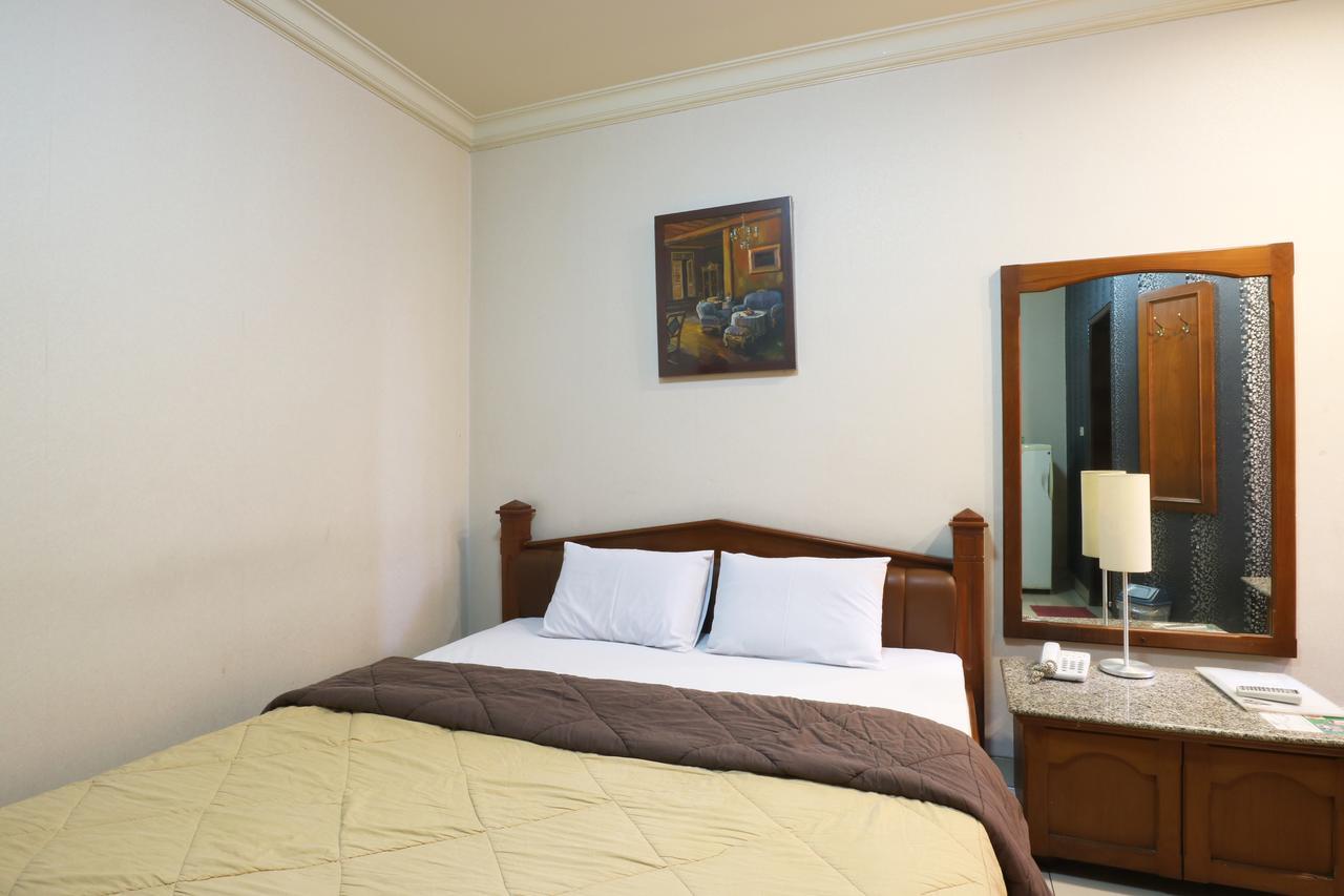 Hotel 678 Kemang Powered By Cocotel Jakarta Bagian luar foto
