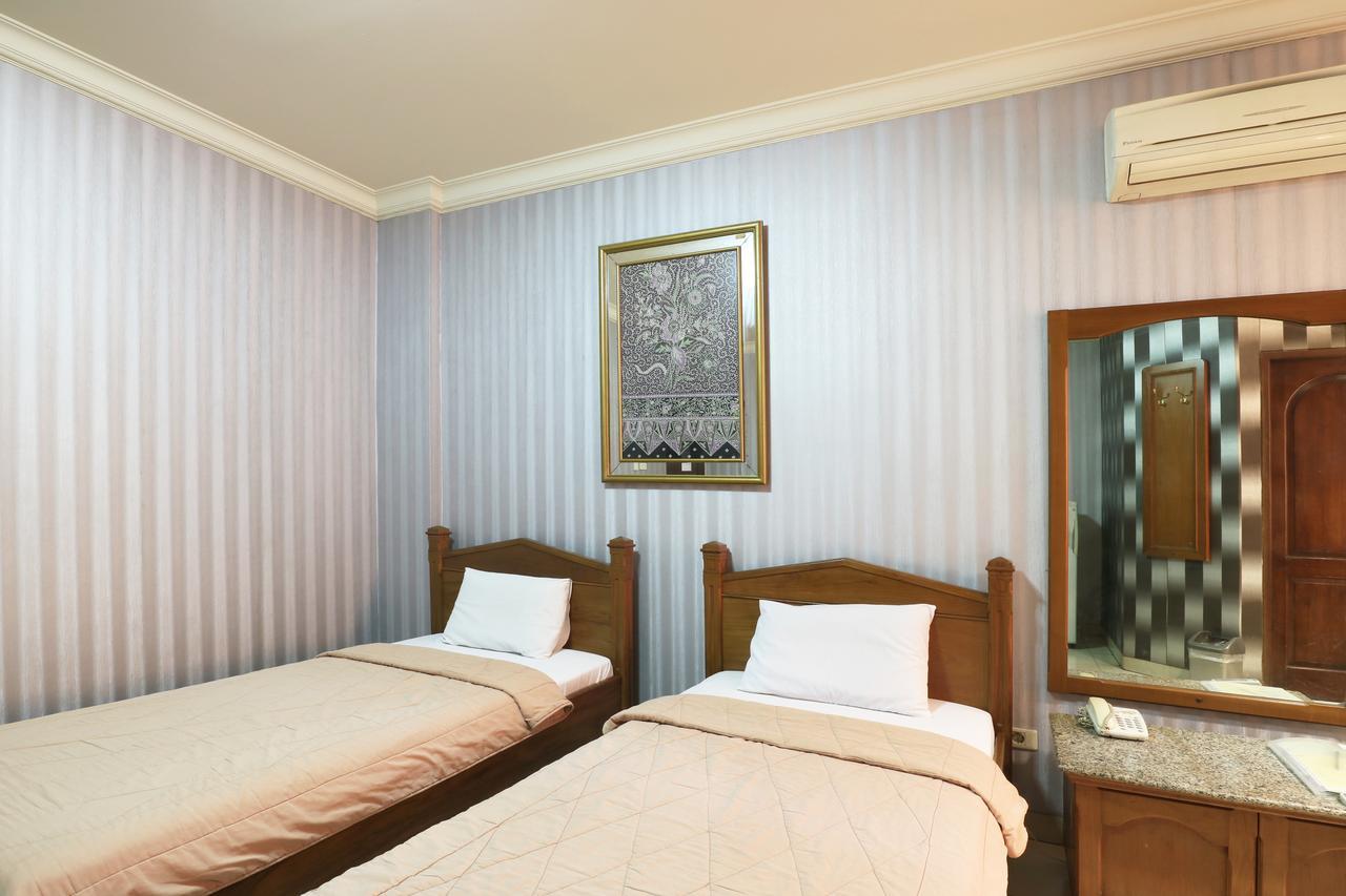 Hotel 678 Kemang Powered By Cocotel Jakarta Bagian luar foto