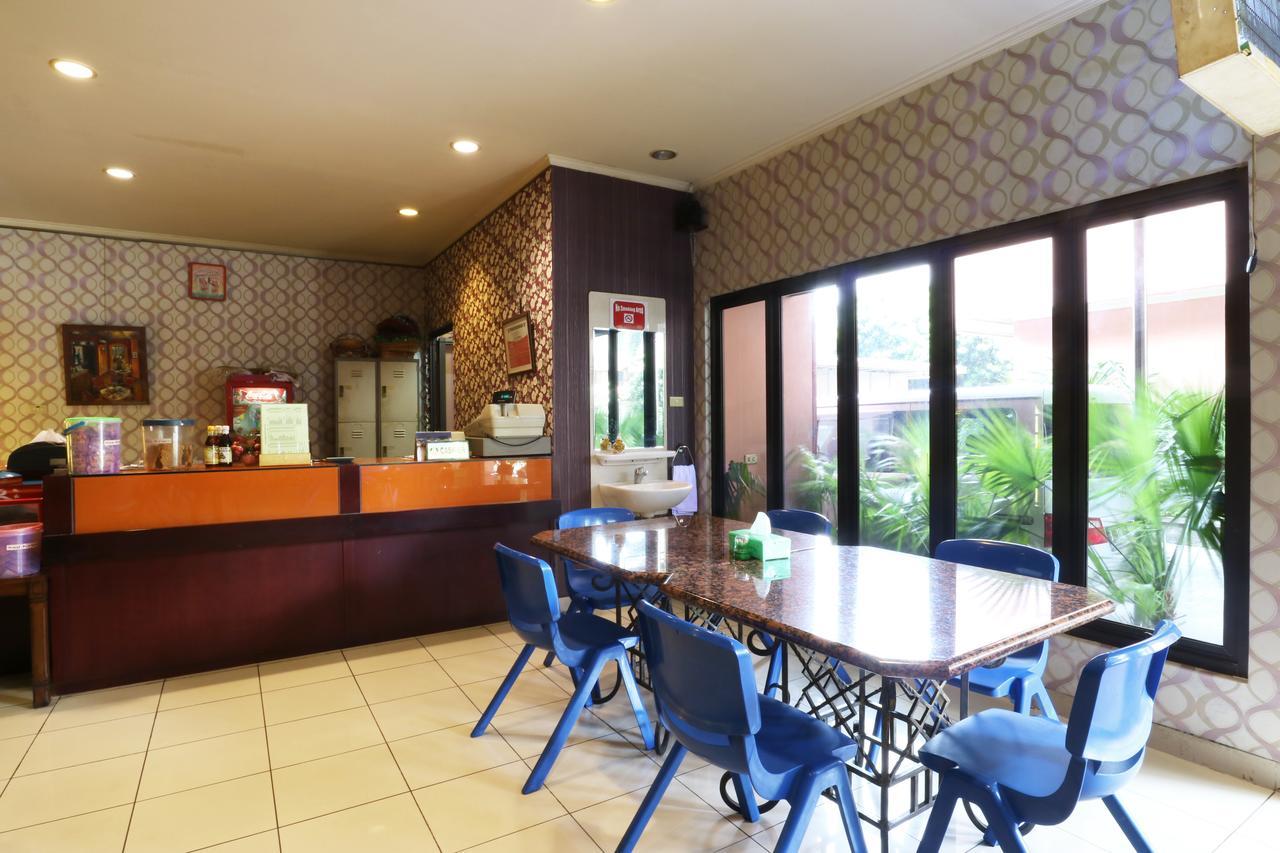 Hotel 678 Kemang Powered By Cocotel Jakarta Bagian luar foto